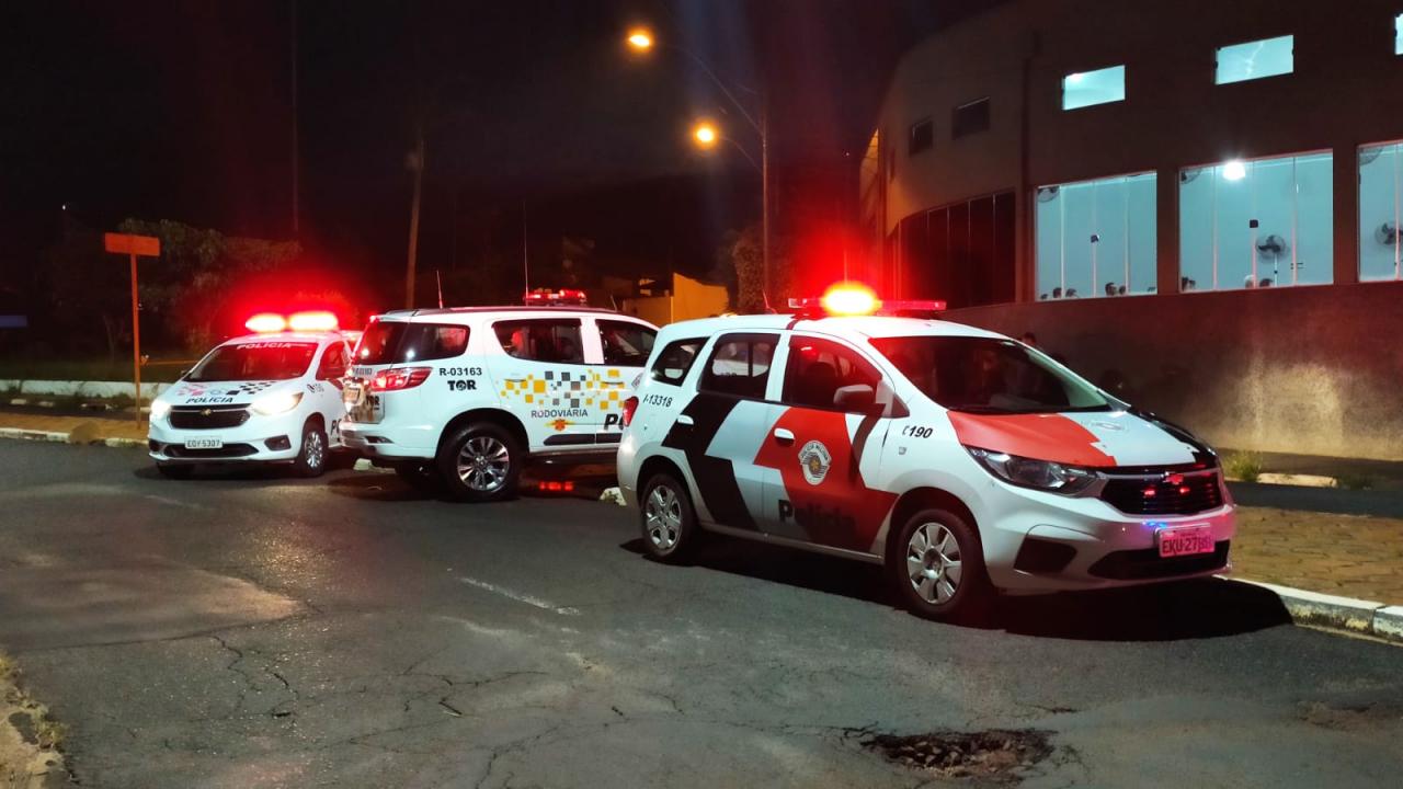 Foto 3 de 15 — Viatura da PM e Caminhonete batem violentamente no Jardim Brasil